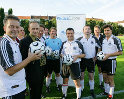 Parlamentarier kicken mit Kunststoff - Der FC Bundestag spielt jetzt mit Kunststoff-WM-Bällen